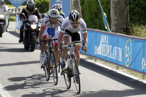 Cadel Evans (BMC) leads the chase of Nibali