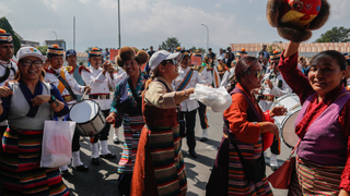 Band greets climbers