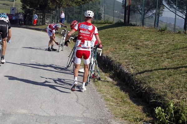 Stefano Garzelli (Acqua &amp; Sapone) flatted and is assisted by his teammates.