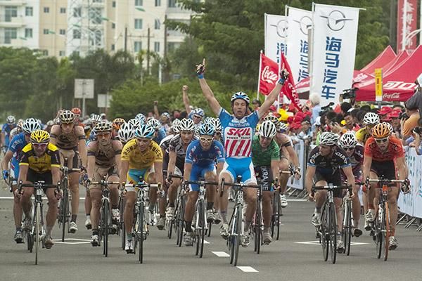 Skil-Shimano teammates of Van Hummel begin their celebrations behind as the Dutch sprinter leads the charge.