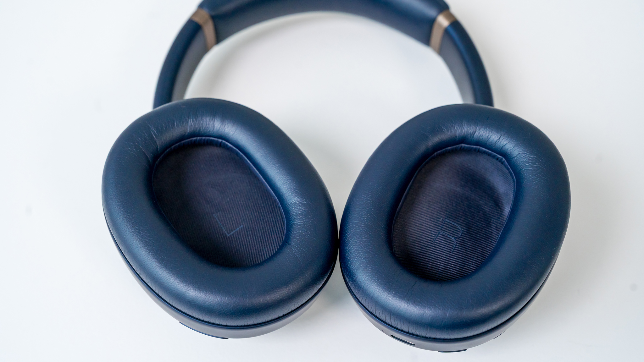 Open earcups on JBL Tour One M3.