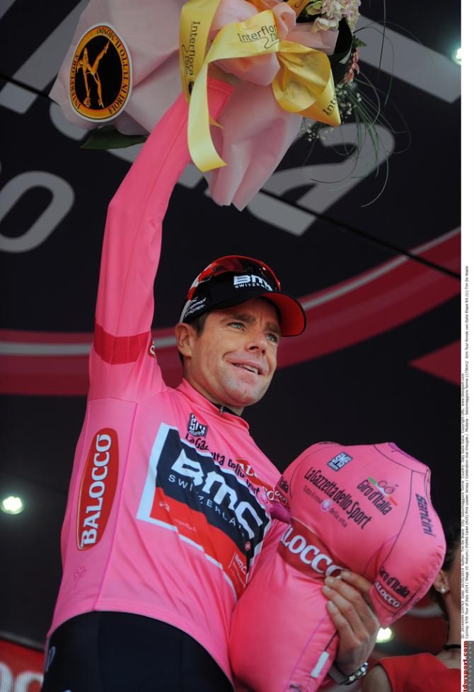 Cadel Evans (BMC) waves to the crowd