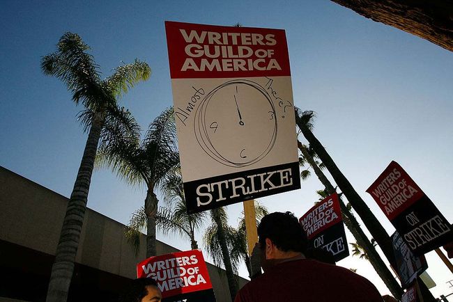 WGA members picket NBC Studios during the 2007-08 writers&#039; strike. 