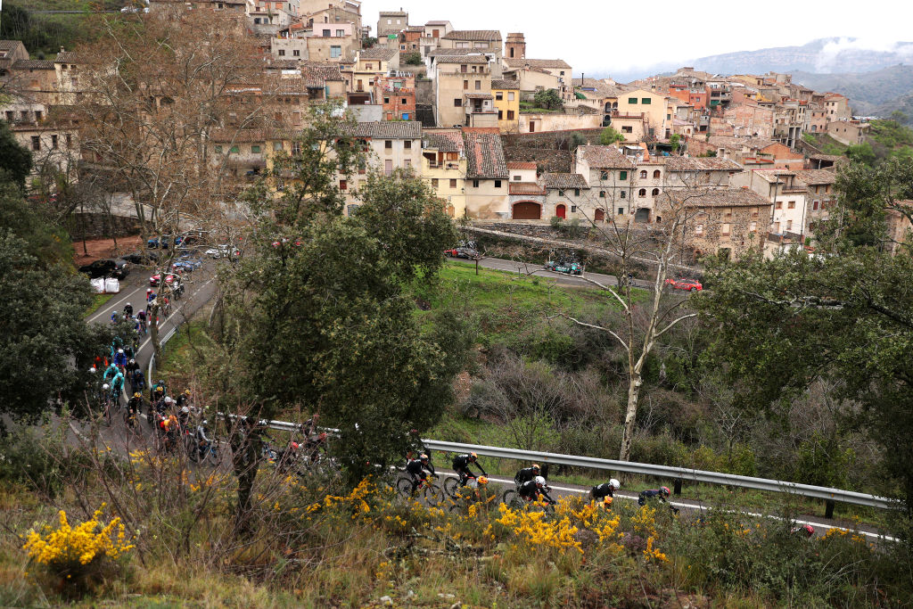 CAMBRILS SPAIN MARCH 26 A general view of the peloton competing during the 101st Volta Ciclista a Catalunya 2022 Stage 6 a 1685km stage from Costa Daurada SalouCambrils to Costa Daurada SalouCambrils VoltaCatalunya101 WorldTour on March 26 2022 in Cambrils Spain Photo by Gonzalo Arroyo MorenoGetty Images
