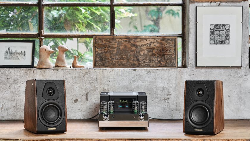 Sonus Faber Concertino G4 flanking a McIntosh valve amp