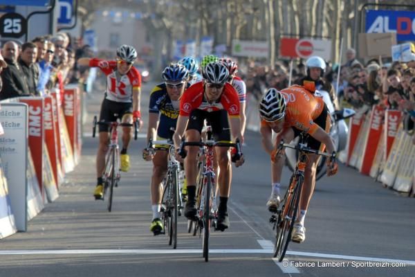 Andreas Kl&ouml;den (RadioShack) tops the Olympic champion Samuel Sanchez to win the stage