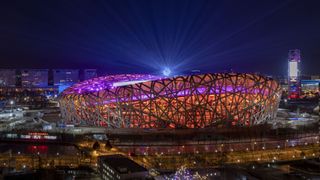 Beijing Bird's Nest avbildet på natten, dette er arenaen der Vinter-OL i Beijing 2022 både åpnes og avsluttes