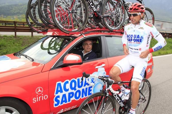 Danilo Di Luca (Acqua&amp;Sapone) drops back to the team car.