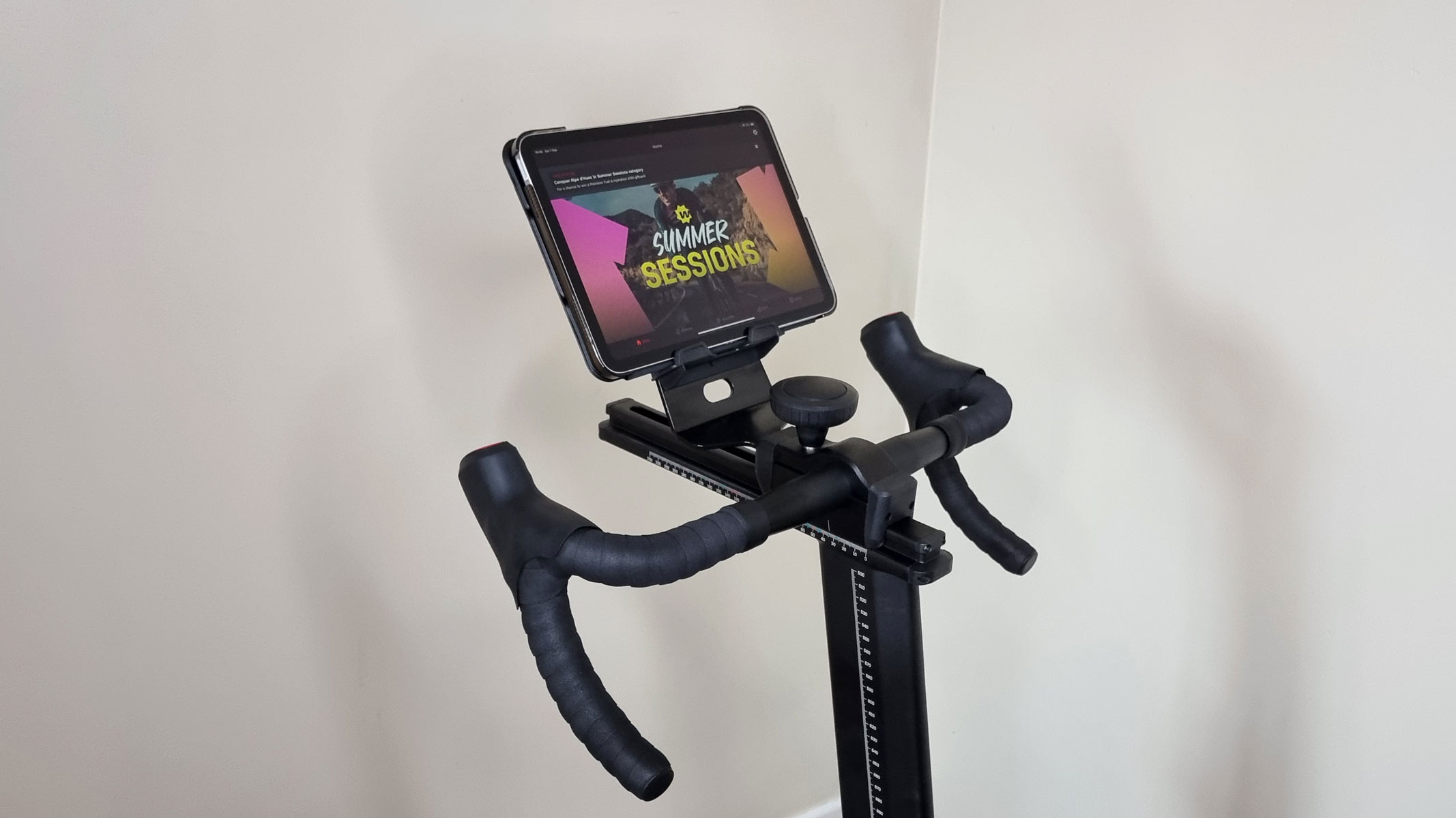 Sepeda pintar Wattbike Proton, foto close-up setang dan dudukan perangkat