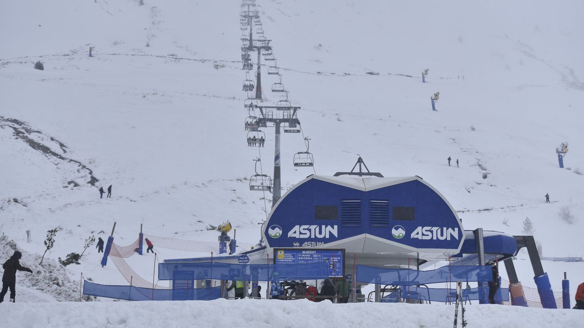 Chairlift at Astun ski resort in Spain