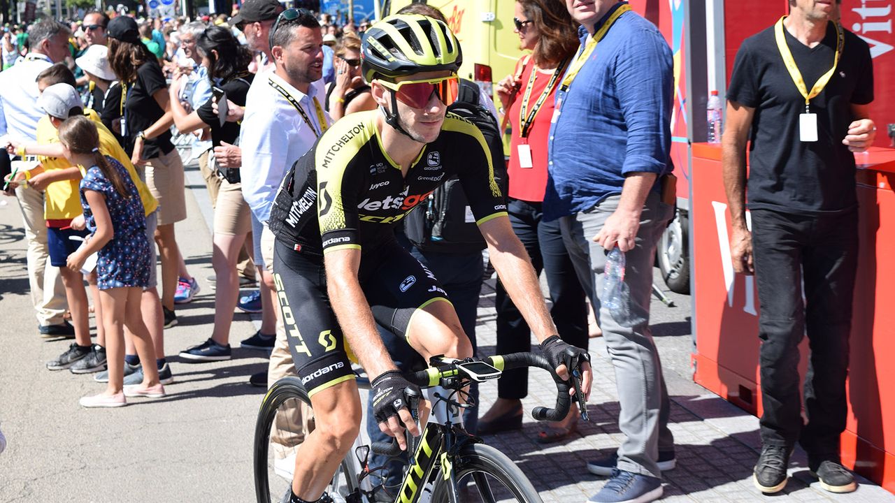 After wearing special edition sunglasses to celebrate Scott's 60th birthday earlier in the race, Yates continued to wear the retro-inspired sunglasses for multiple stages