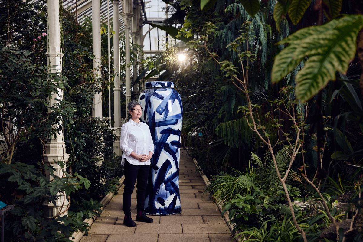 Rencontrez l'artiste qui propulse la Chine bleue et blanche vers de nouveaux sommets vertigineux dans les jardins de Kew, littéralement