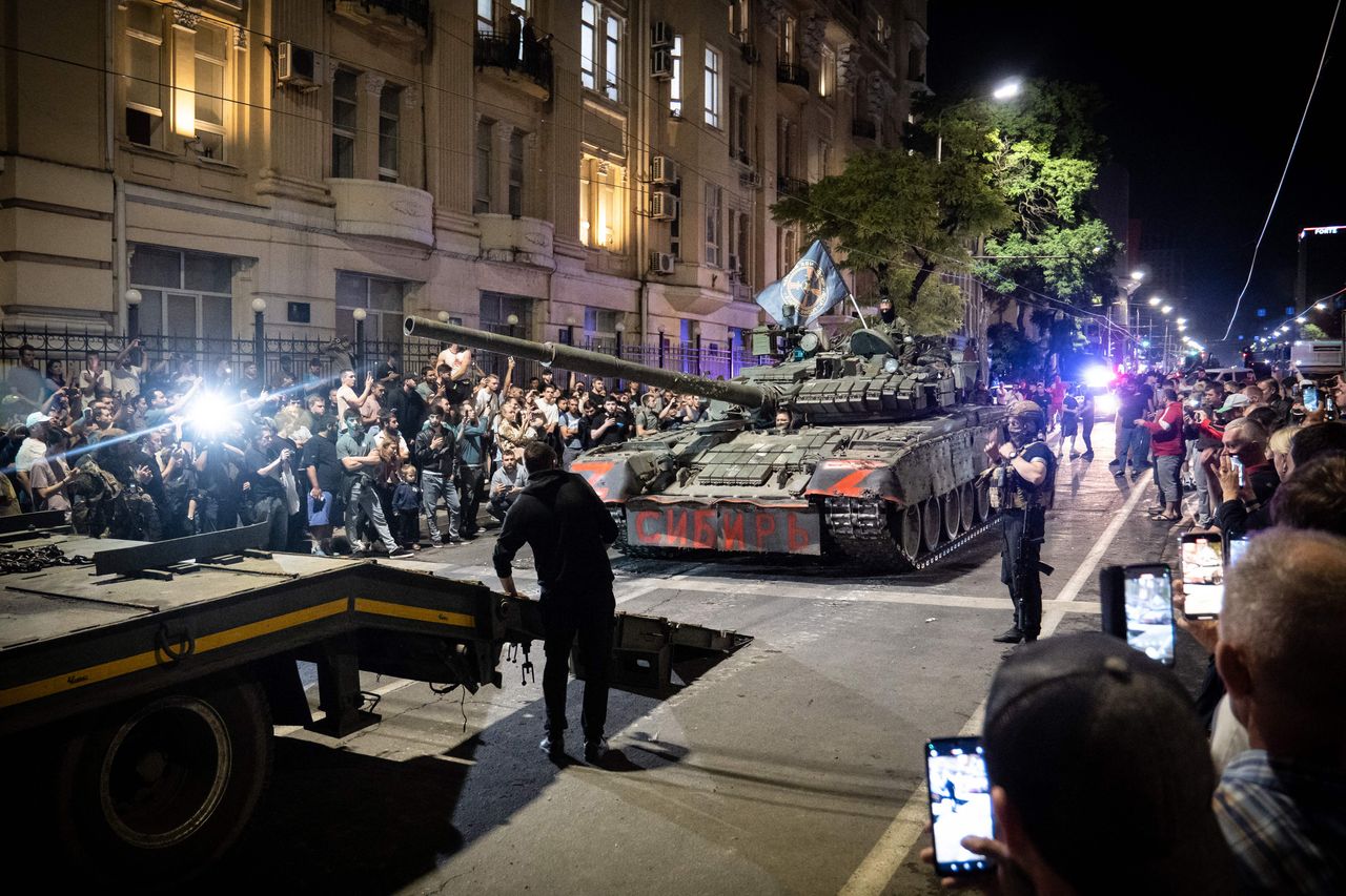 A photo of a tank surrounded by members of the Wagner Group in Russia