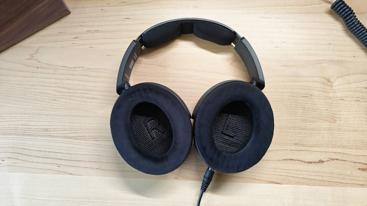 Photos of the Sennheiser 480 Pro on a light wood table top.