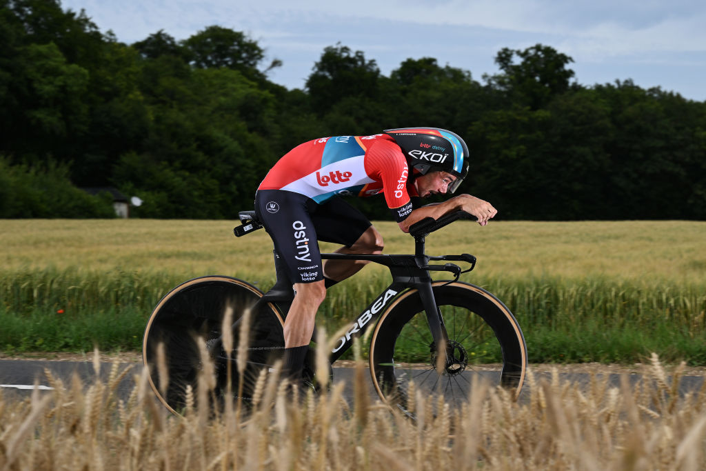 GEVREYCHAMBERTIN FRANCIA 05 DE JULIO Victor Campenaerts de Bélgica y el equipo Lotto Dstny esprintan durante la 111.ª etapa del Tour de Francia 2024, una etapa contrarreloj individual de 253 km desde NuitsSaintGeorges a GevreyChambertin UCIWT el 05 de julio de 2024 en GevreyChambertin Francia. Foto de Tim de WaeleGetty Images