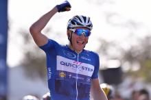 Marcel Kittel thumps the air after winning for the second day in a row
