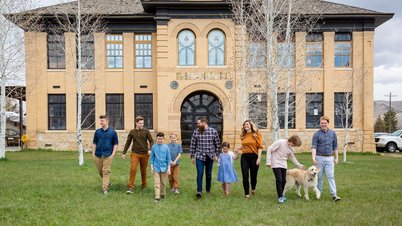 Home Work&#039;s Andy, Candis and kids in front of their home