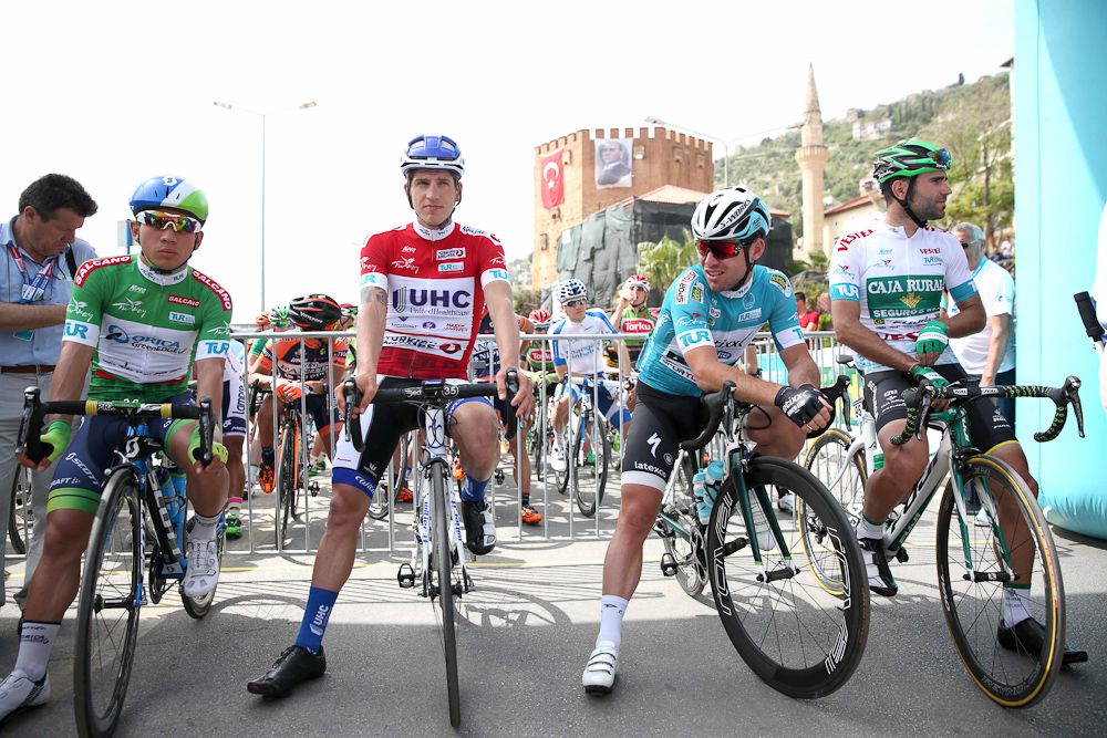 Jersey wearers get ready for the start of stage 2.