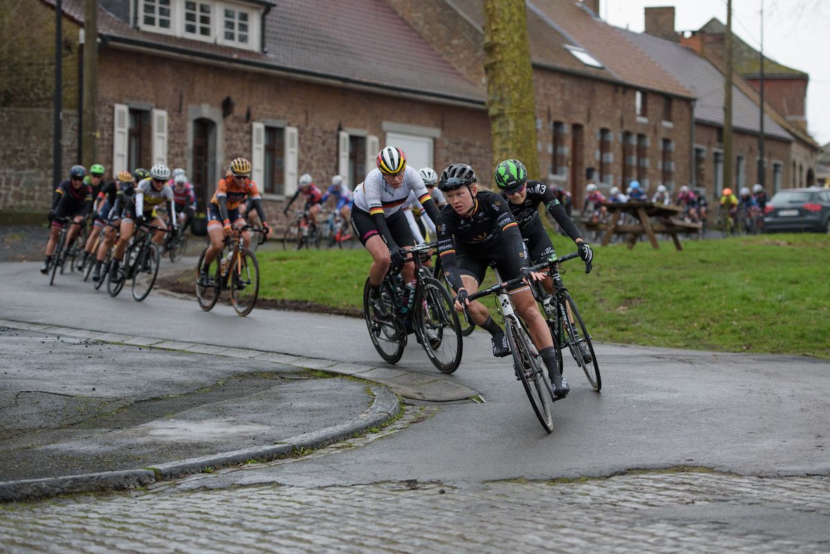 Jolien D'hoore (Wiggle High5) leads the chase at the 112.8 km Le Samyn des Dames