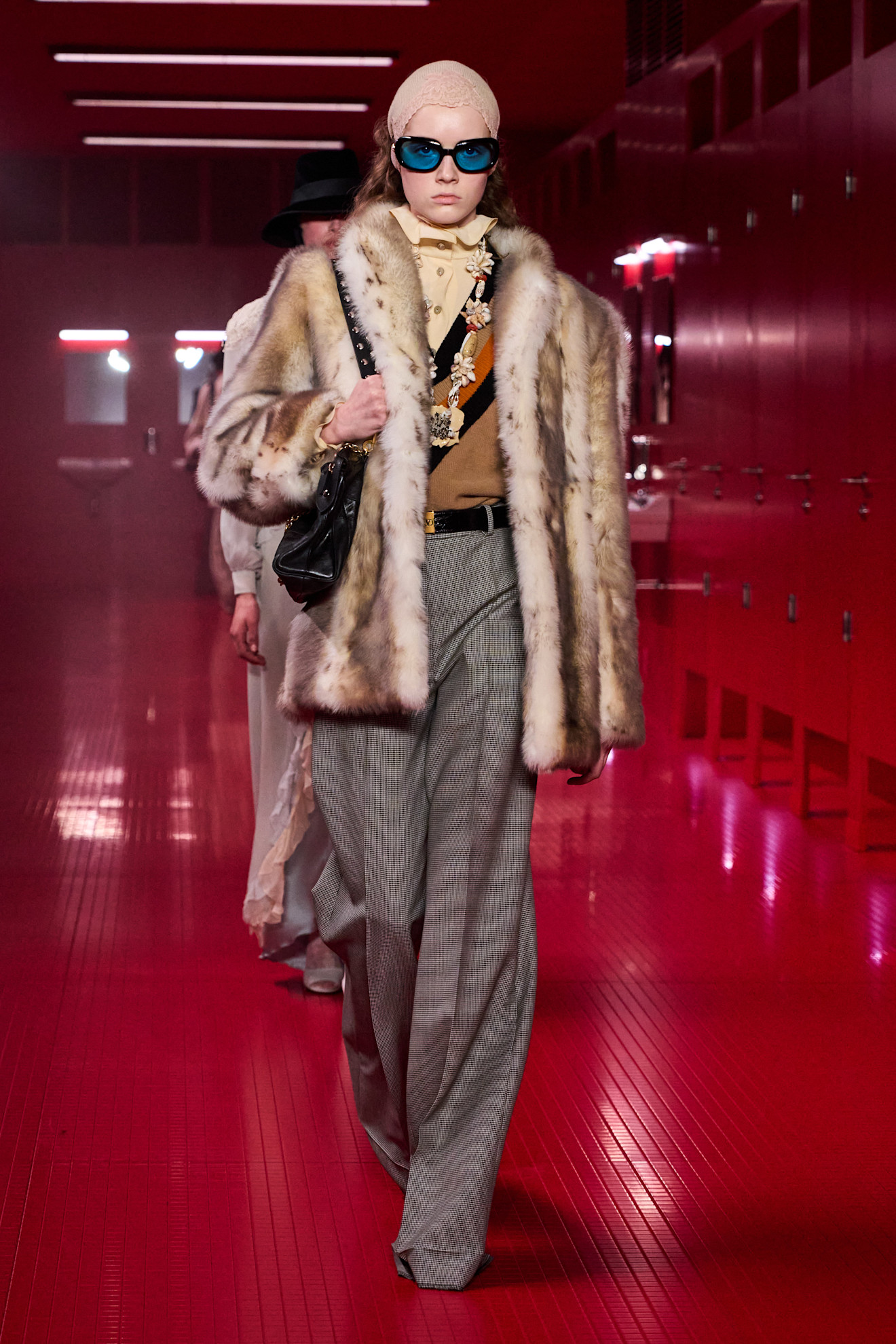 Um modelo no F/W 25 Valentino Show durante a Paris Fashion Week.