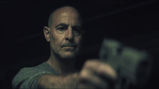 Bernard Orlick riktar en pistol mot någon i "Citadel" på Prime Video