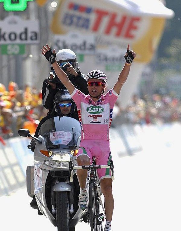 Danilo Di Luca (LPR Brakes) took the stage win in the pink jersey.