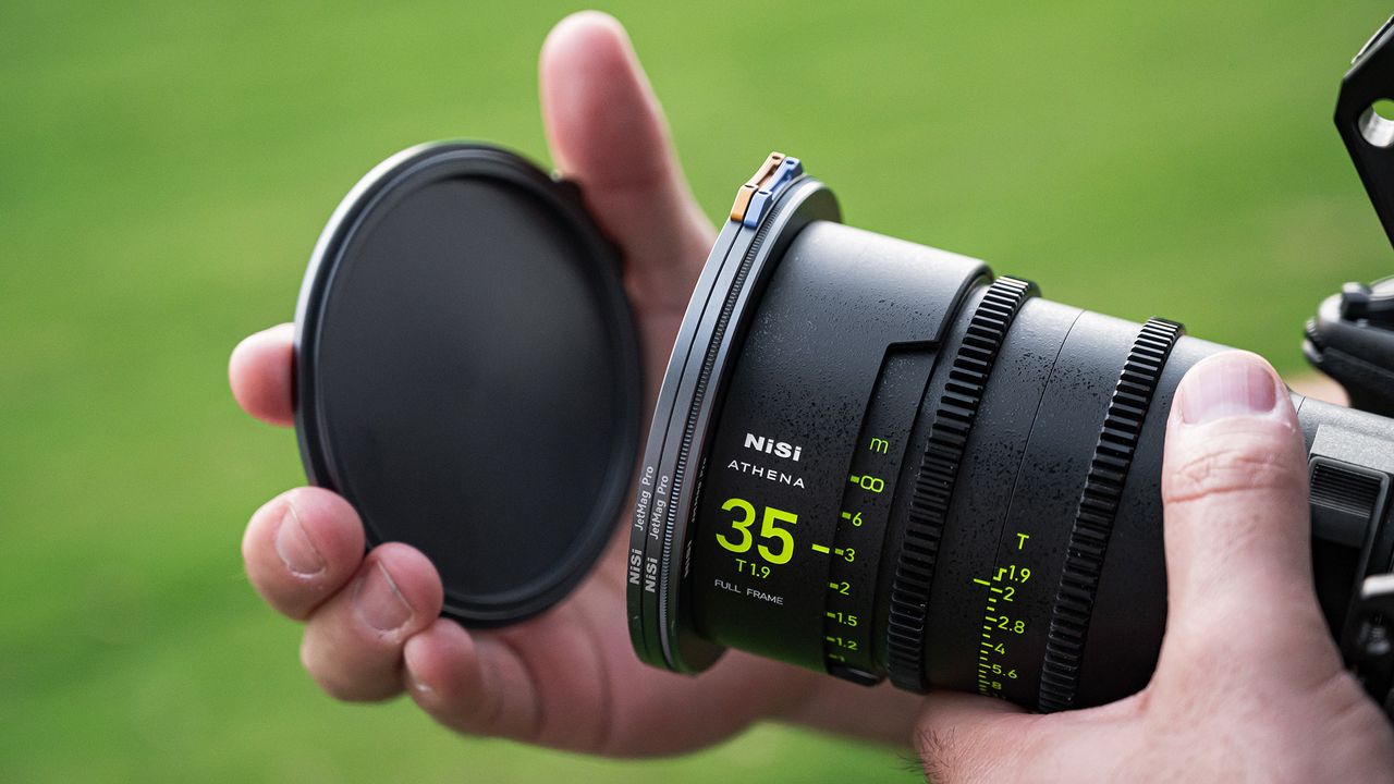 NiSi JetMag Pro Filter System, filter being attached to camera lens