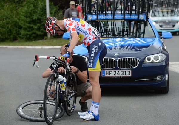 Michael Morkov (Saxo Bank - Tinkoff) gets a wheel change