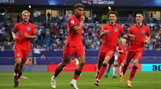 英格兰U21 vs西班牙U21直播英格兰摩根Gibbs-White庆祝进球后球队的第一粒进球在欧足联国家队以色列和英国之间的2023年欧洲杯半决赛的比赛在巴统竞技场7月5日2023年在巴统,格鲁吉亚。