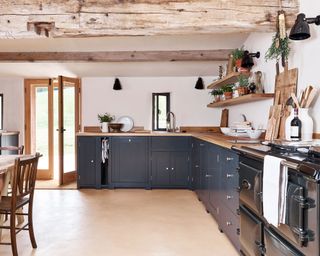 L-shaped Farmhouse-kitchen