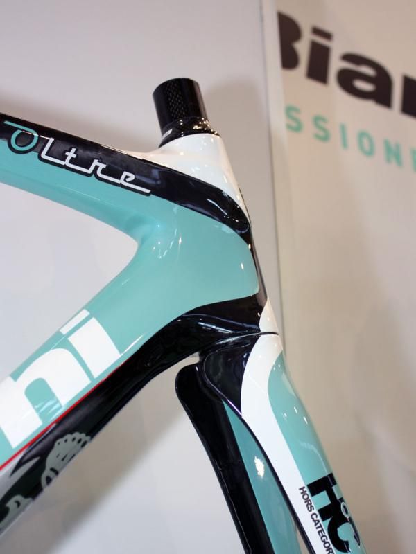 The top tube on the Oltre wraps partially around the sides of the tapered head tube.