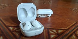 AirPods Pro vs Samsung Galaxy Buds Live