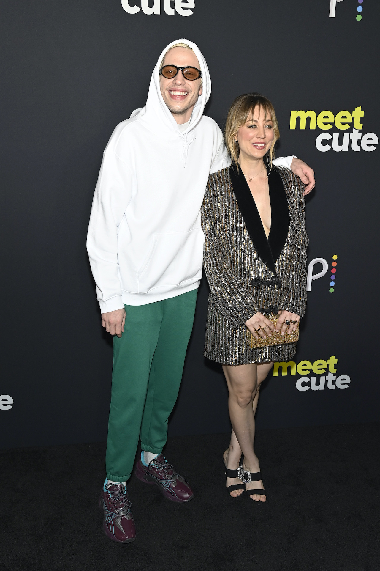 Kaley Cuoco y Pete Davidson en la alfombra roja