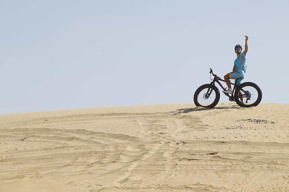 Andrea Guardini (Astana) does a fat bike selfie