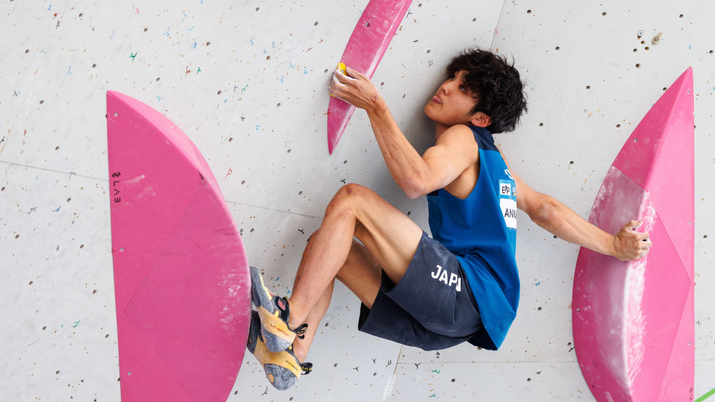 Sorato Anraku bouldering