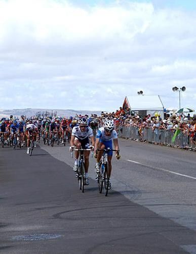 The peloton is on a charge as it gets closer to swallowing up the two man Fdjeux.com and United Water breakaway