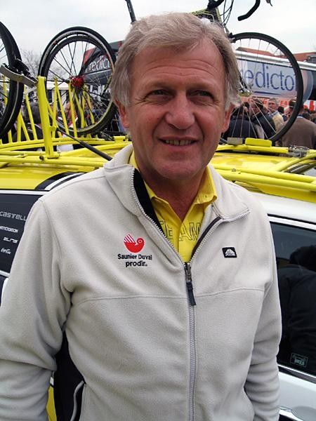 Pietro Algeri talks about his rider, Francisco Jos&eacute; Ventoso (Saunier Duval-Prodir), at the start.