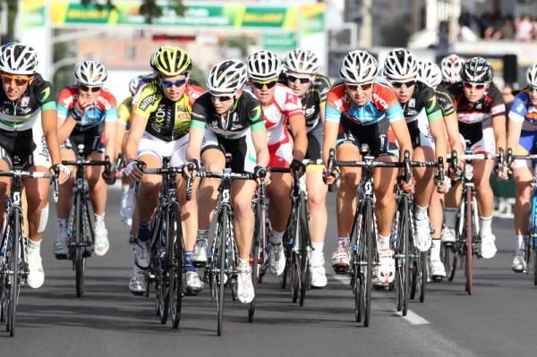 Tiffany Cromwell (GreenEDGE) keeps an eye on the front of the bunch for attackers.