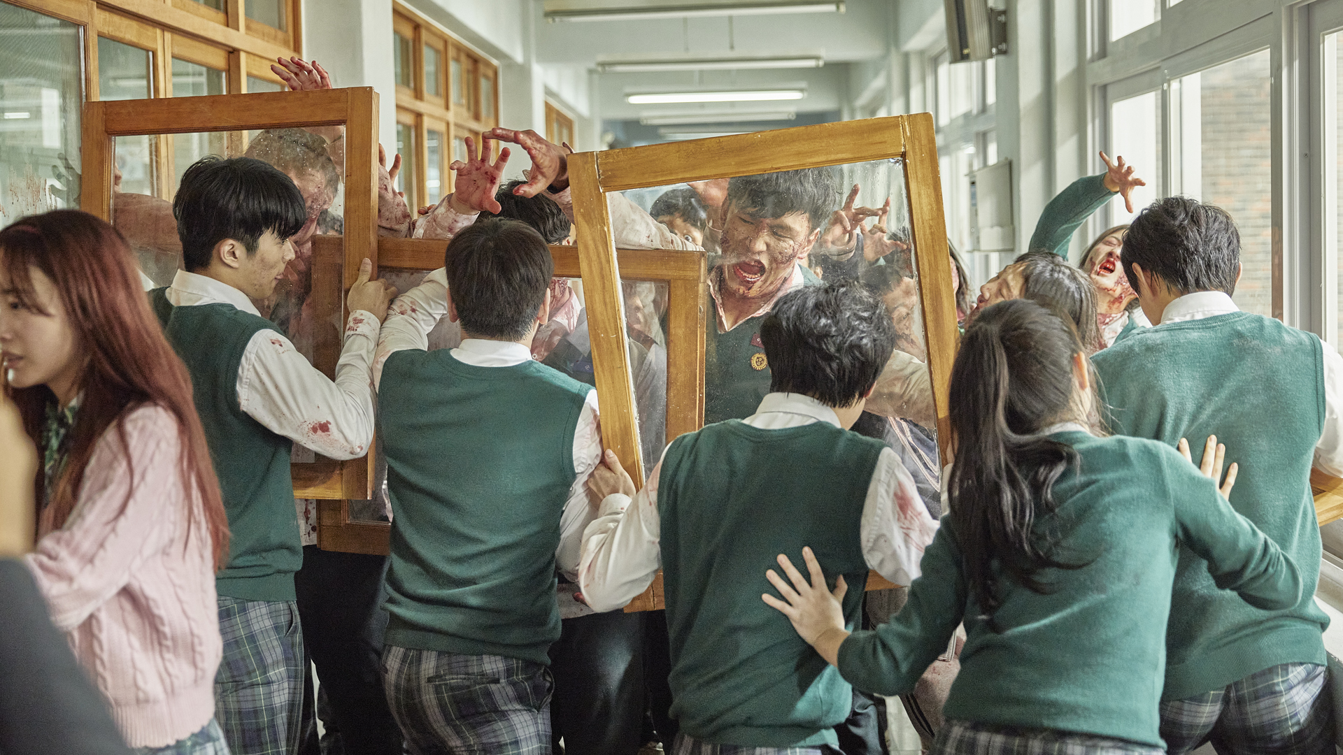 Tangkapan layar siswa sekolah menengah yang melawan zombie di Netflix's All of Us Are Dead