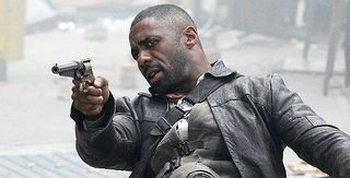 Idris Elba Roland Deschain aiming a gun