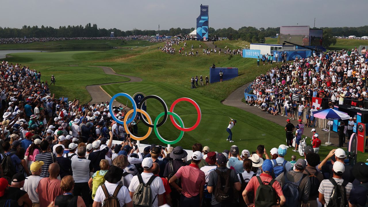 Xander Schauffele tees off in front of a huge crowd at Le Golf National during round one of the Paris 2024 men&#039;s Olympic golf tournament