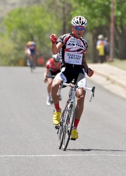 Luis Amaran (Jamis Sutter Home) wins the stage and the pack sprint in front of Levi Leipheimer (Mellow Johnny's).