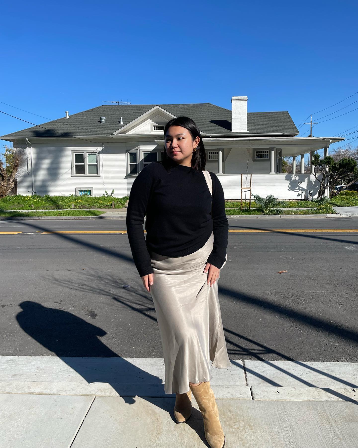 Influencer viste falda y botas.