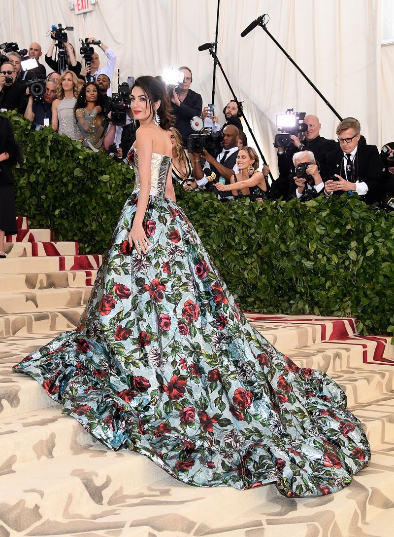 Gown, Dress, Clothing, Fashion, Shoulder, Flooring, Strapless dress, Event, Joint, Carpet,