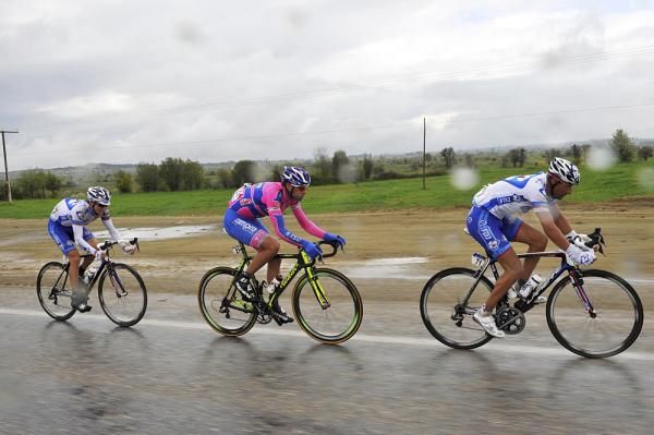 Wesley Sulzberger, Alessandro Petacchi and Sandy Casar racing hard in wet conditions