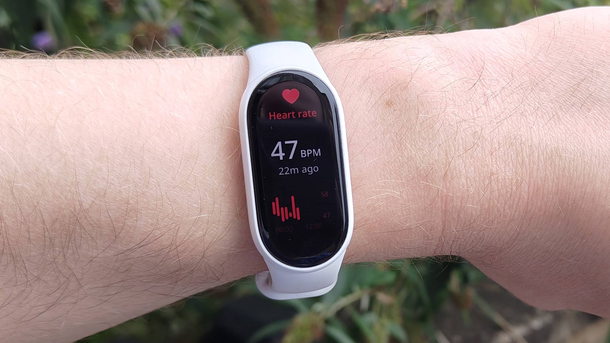 The Xiaomi Smart Band 10 showing heart rate stats.