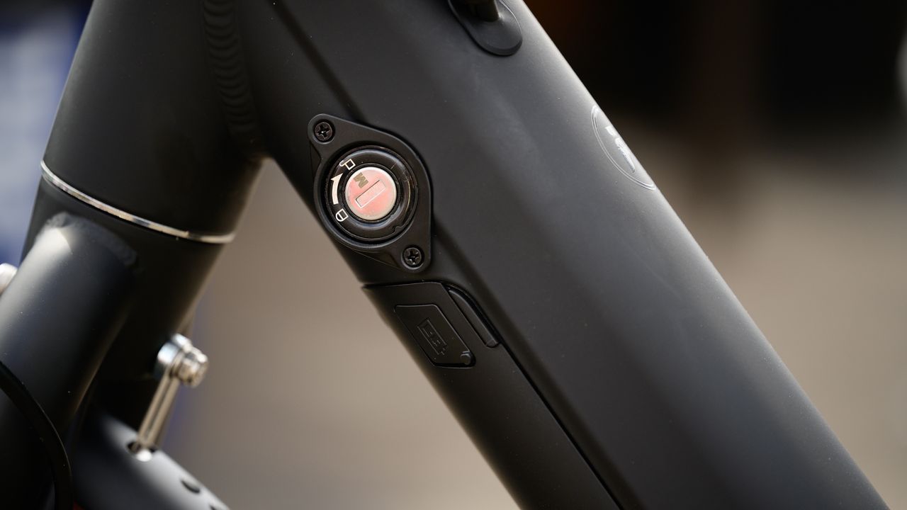 Priority e-Classic Plus ebike locking and removable battery