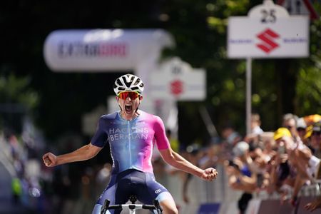 Leo Hayter wins at the Baby Giro