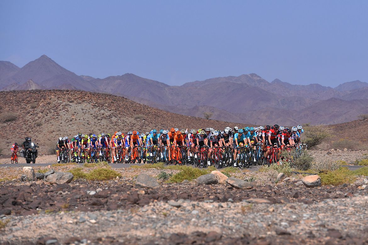 The peloton makes its way towards Green Mountain