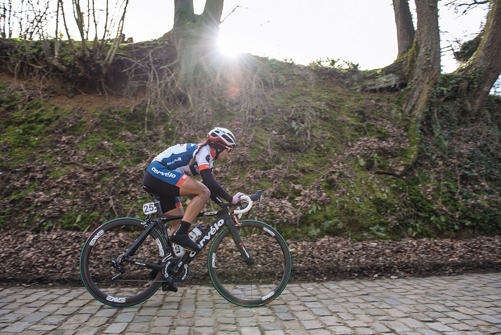 Carmen Small charges across the Kerkstraat cobbles as the sun gets low in the sky - 2016 Omloop van het Hageland - Tielt-Winge